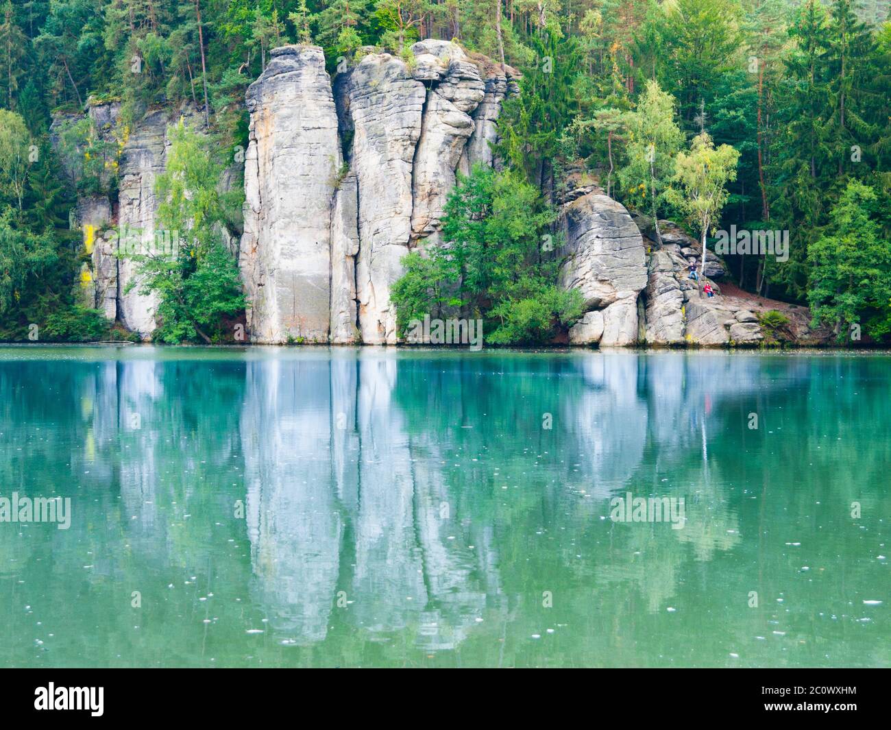 Sandstein Felsen Türme Wasserspiegelung, Vezak Teich in Böhmisches Paradies, aka Cesky Raj, Tschechische Republik, Europa Stockfoto