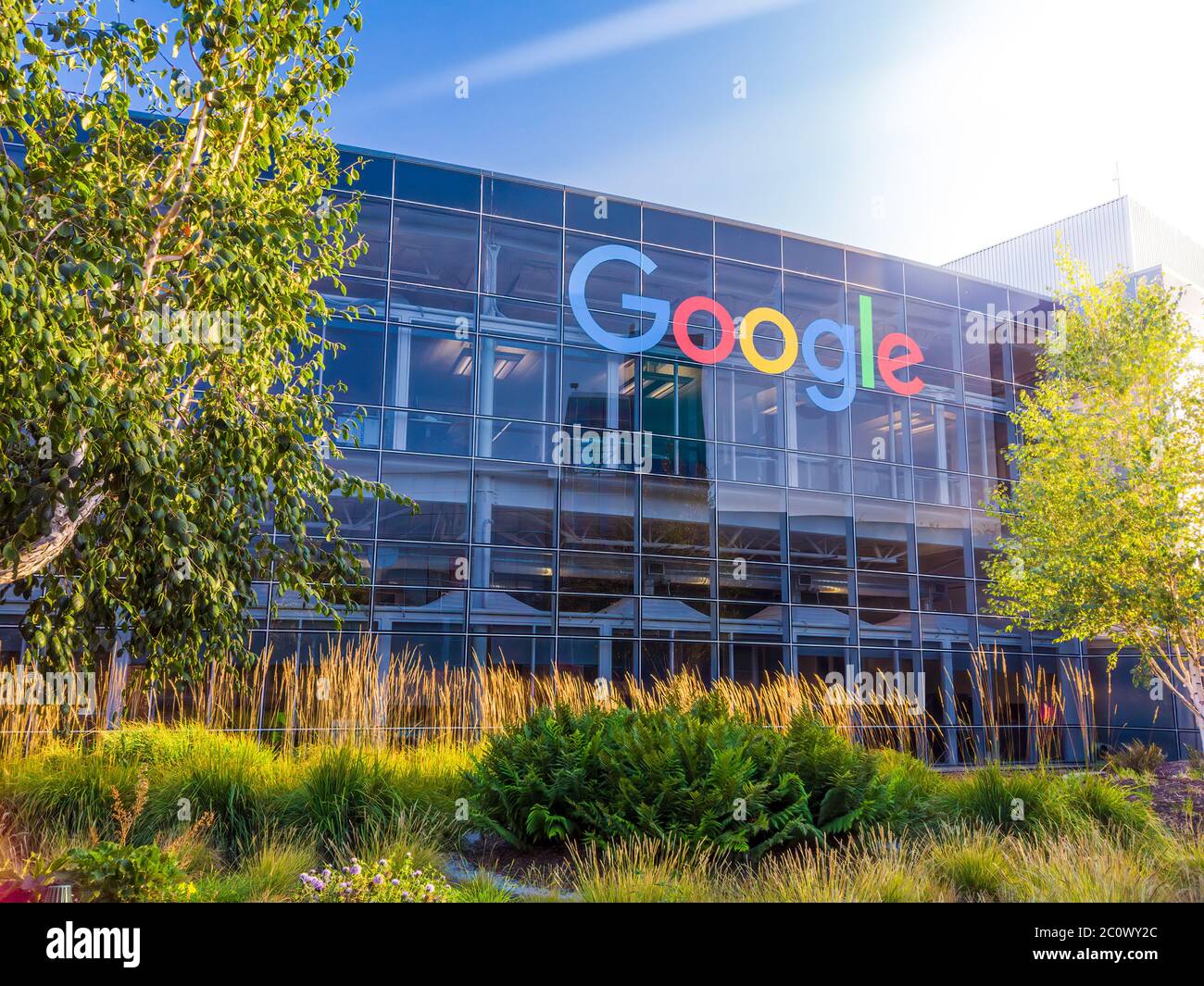 Mountain VEW, California USA - Aug 2019: Google Headquarters Gebäude und Google-Logo. Google ist ein multinationaler Konzern, der sich auf Internet spezialisiert hat Stockfoto