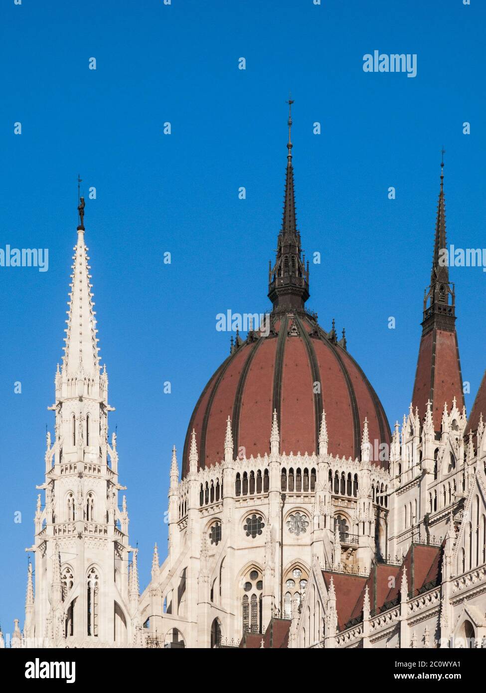 Detailansicht des historischen Gebäudes des ungarischen Parlaments, aka Orszaghaz, mit typischer zentraler Kuppel auf klarem blauen Himmel Hintergrund. Budapest, Ungarn, Europa. Es ist ein bemerkenswertes Wahrzeichen und Sitz der Nationalversammlung von Ungarn. UNESCO-Weltkulturerbe. Stockfoto