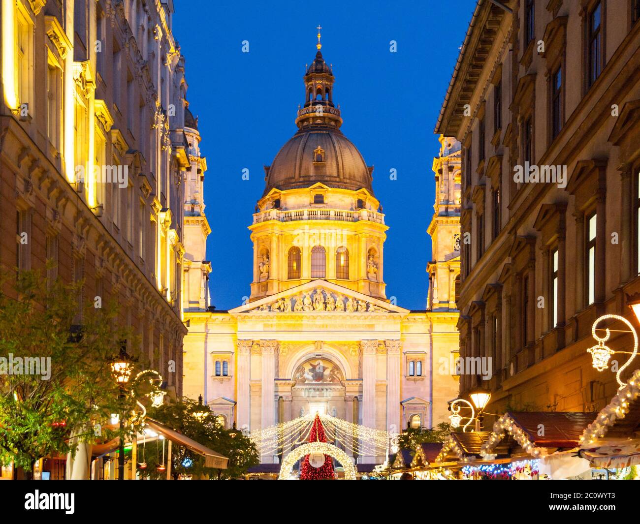 Weihnachten in Budapest. Beleuchtete Kuppel der St. Stephen's Basilika mit Urlaub Straßendekoration in Zrinyi Straße bei Nacht. UNESCO-Weltkulturerbe Budapest, Ungarn, Europa. Stockfoto