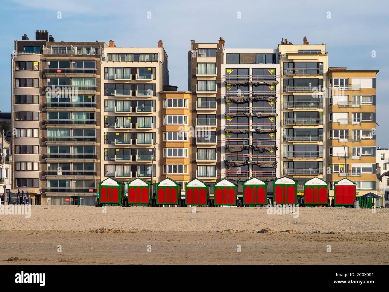 De Panne, Belgien – 18. April 2019: Alte Strandhütten an der belgischen Küste Stockfoto