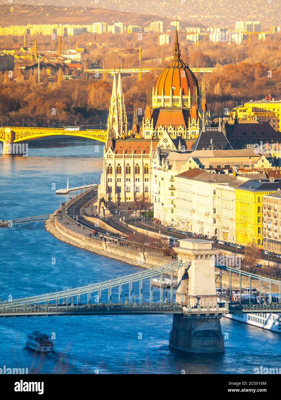 Ungarisches Parlament, aka Orszaghaz, historisches Gebäude am Donauufer im Zentrum von Budapest, Ungarn, Europa. UNESCO-Weltkulturerbe. Luftaufnahme von der Budaer Burg. Stockfoto