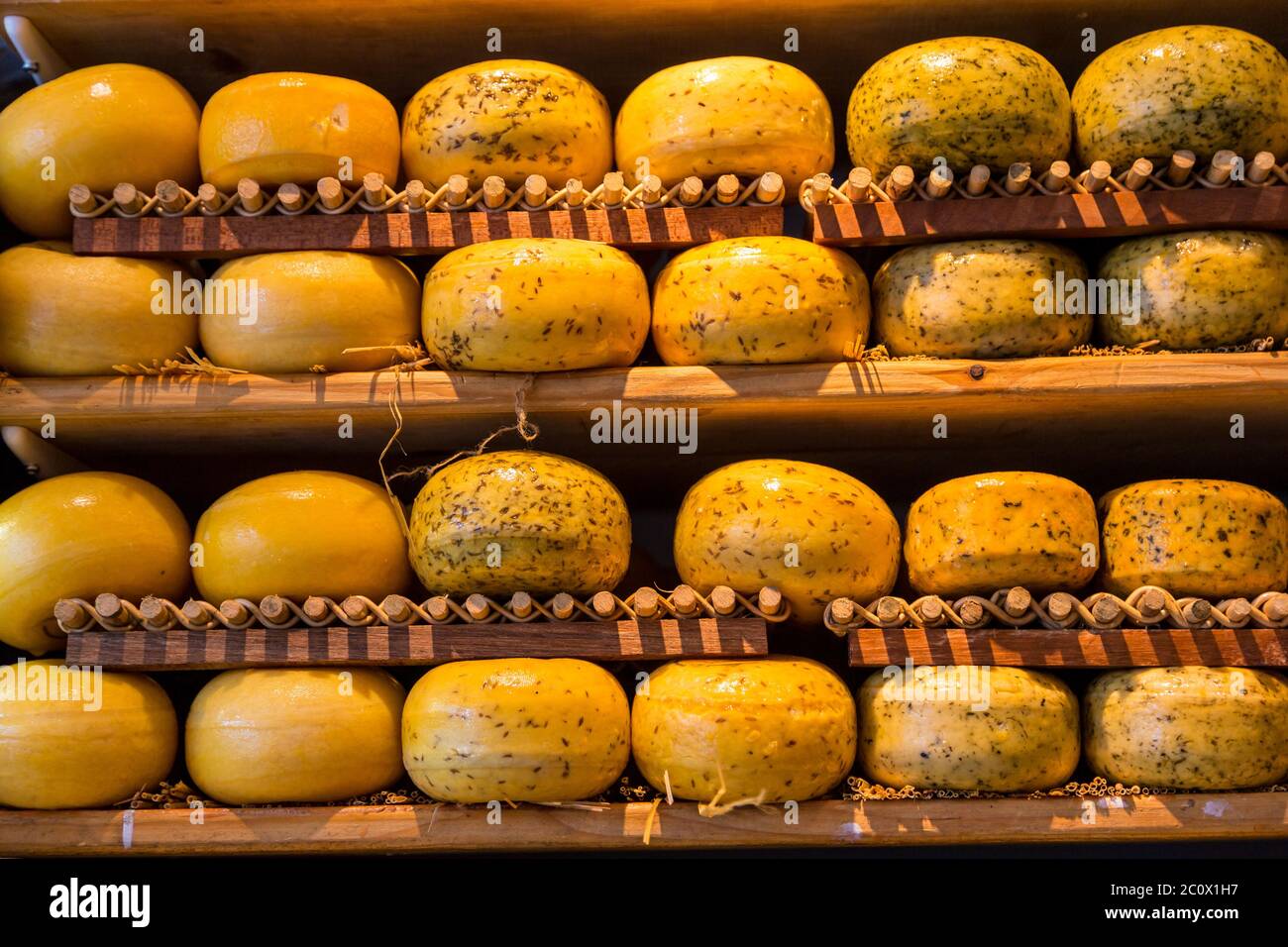 Käsescheiben im Amsterdamer Laden Stockfoto