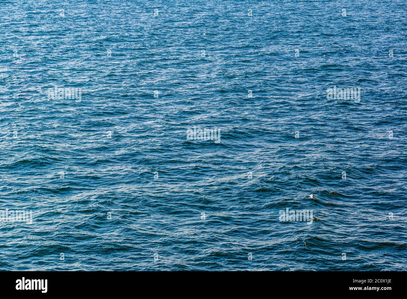 Blaues Meeresoberfläche mit Wellen Stockfoto