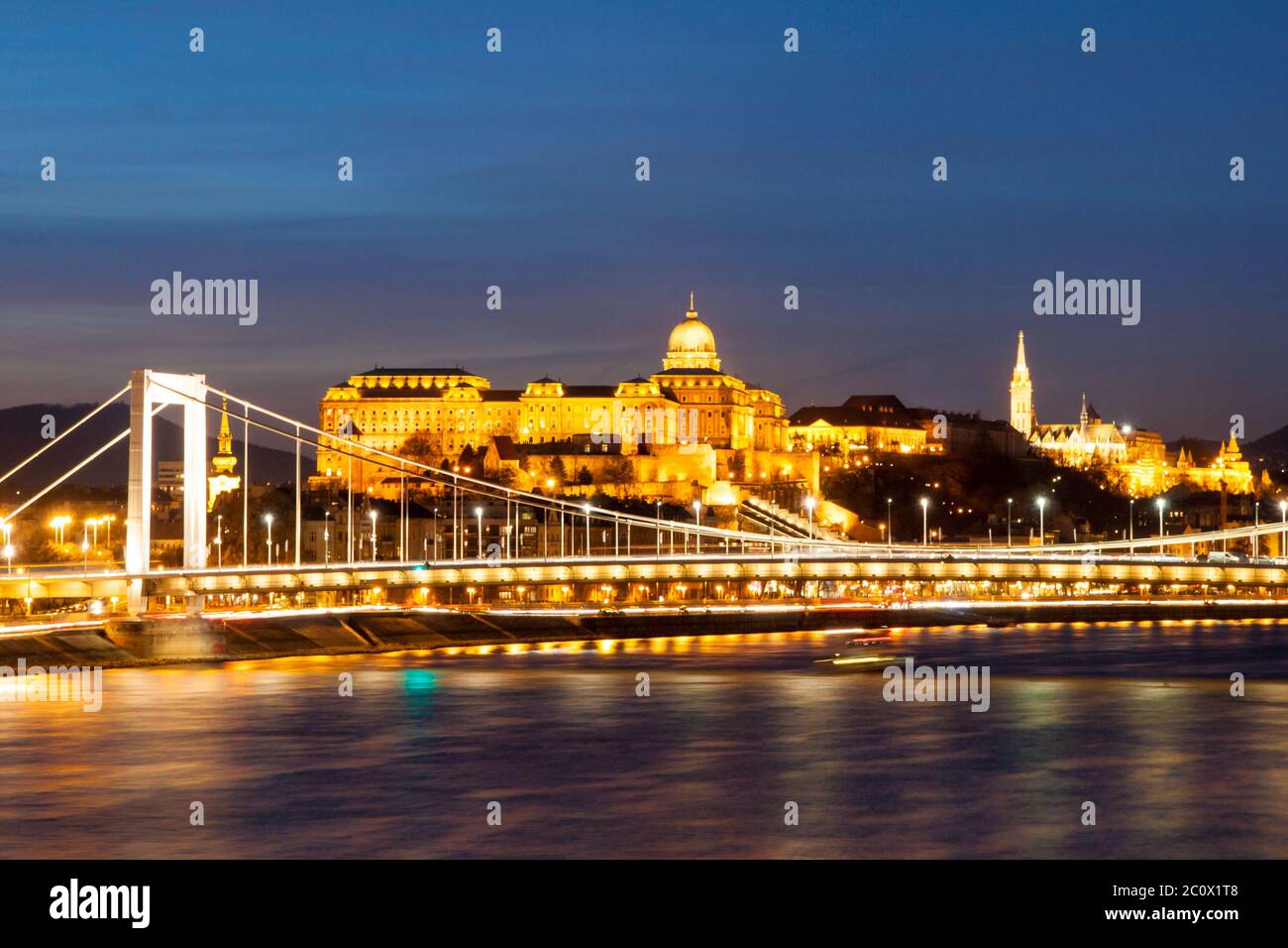 Beleuchtete königliche Budaer Burg über der Donau bei Nacht in Budapest, Ungarn, Europa. UNESCO-Weltkulturerbe. Stockfoto