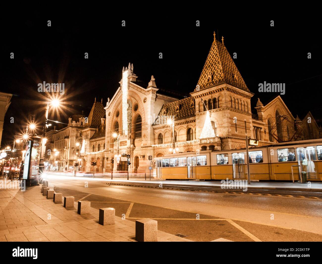 Nachtaufnahme des historischen Gebäudes der zentralen Markthalle in Budapest, Ungarn. Stockfoto
