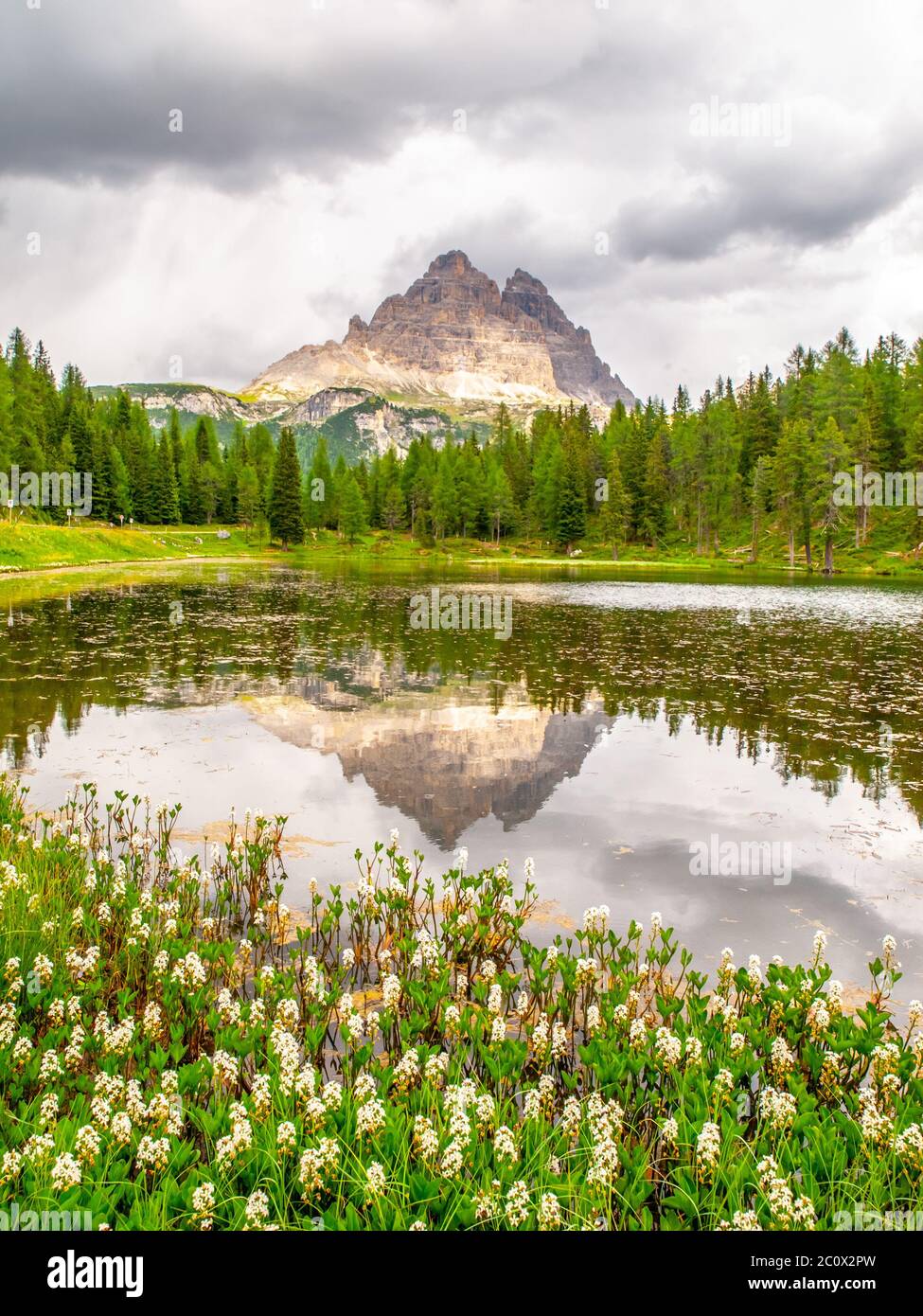 Tre Cime di Lavaredo, aka drei Zinnen, Spiegelung im Wasser des Antorno-Sees mit dramatischem stürmischen Himmel, Dolomiten, Italien. Stockfoto