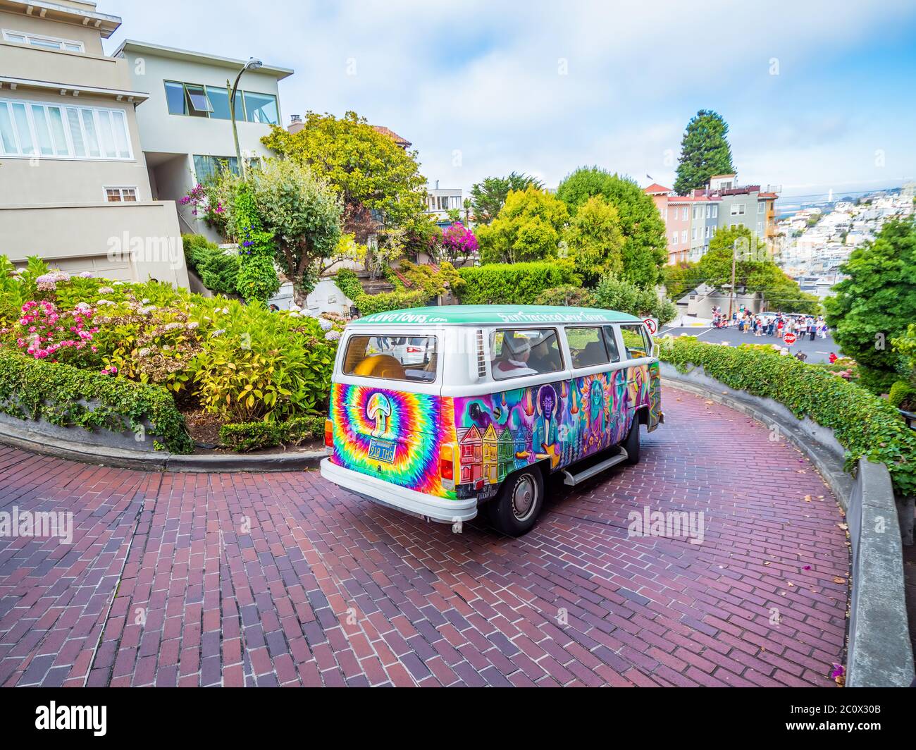 San Francisco, US, Aug 2019: Lombard Street, East West Street in San Francisco, Kalifornien berühmt für einen steilen, einen Block Abschnitt mit acht Haarnadel tu Stockfoto