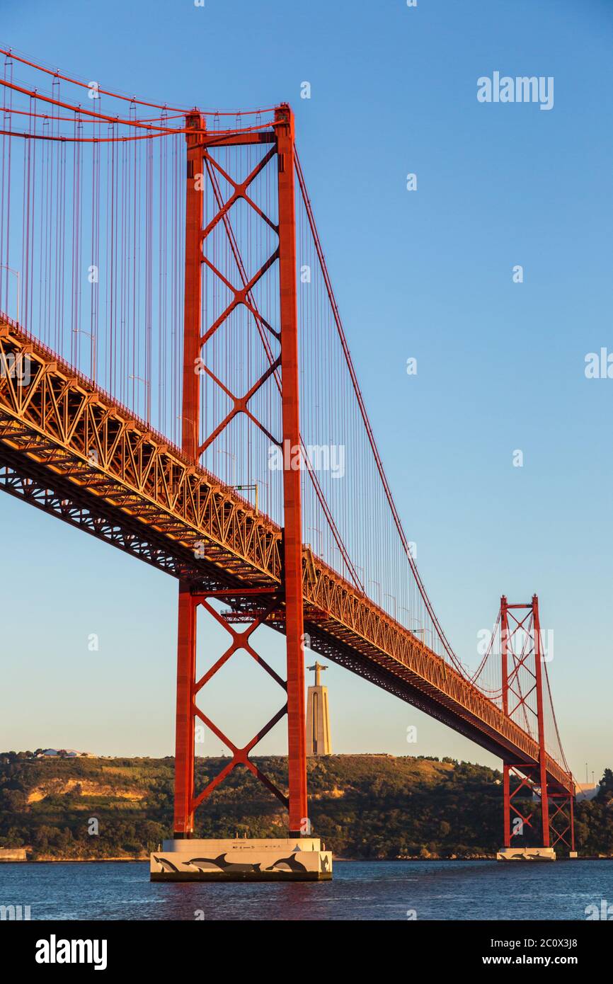 Eisenbahnbrücke in Lissabon, Portugal. Stockfoto