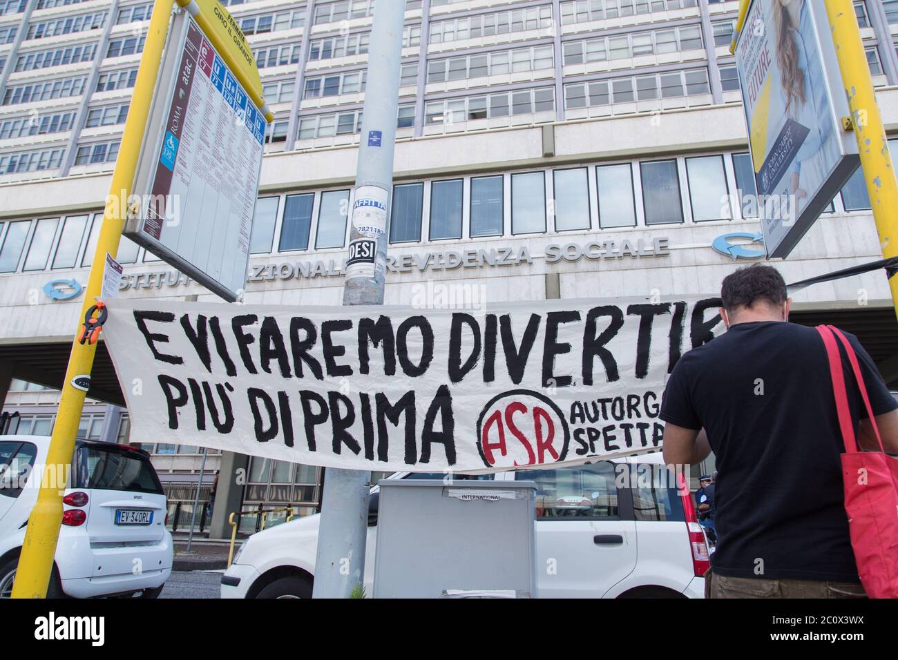 Roma, Italien. Juni 2020. Sitz vor dem Sitz des Istituto Nazionale della Previdenza Sociale (INPS) in Rom, organisiert von den selbstorganisierten Arbeitern der Unterhaltungsbranche, um die Zahlung der von der italienischen Regierung versprochenen Prämien und die Aufhebung der Regeln der sozialen Distanzierung zu verlangen. (Foto: Matteo Nardone/Pacific Press/Sipa USA) Quelle: SIPA USA/Alamy Live News Stockfoto