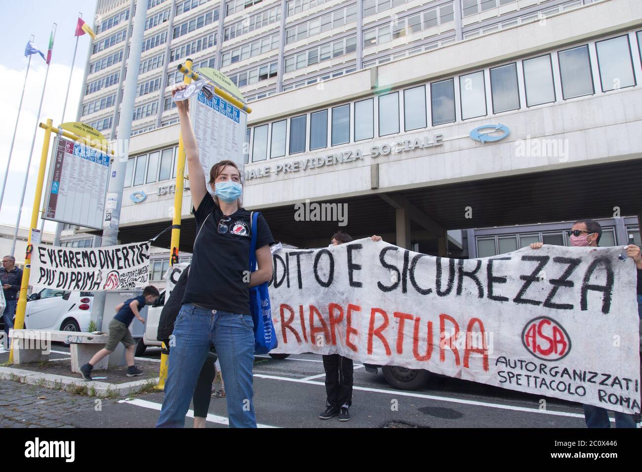 Roma, Italien. Juni 2020. Sitz vor dem Sitz des Istituto Nazionale della Previdenza Sociale (INPS) in Rom, organisiert von den selbstorganisierten Arbeitern der Unterhaltungsbranche, um die Zahlung der von der italienischen Regierung versprochenen Prämien und die Aufhebung der Regeln der sozialen Distanzierung zu verlangen. (Foto: Matteo Nardone/Pacific Press/Sipa USA) Quelle: SIPA USA/Alamy Live News Stockfoto