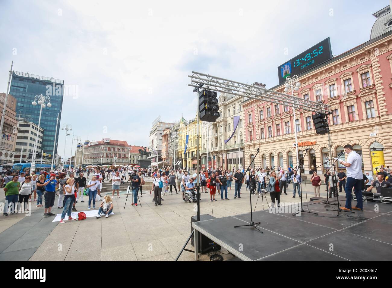 Zagreb, Kroatien - 14. September 2018 : Protest gegen die regierende Partei HDZ und die oppositionelle SDP auf dem Ban Jelacic Platz in Zagreb, Kroatien Stockfoto