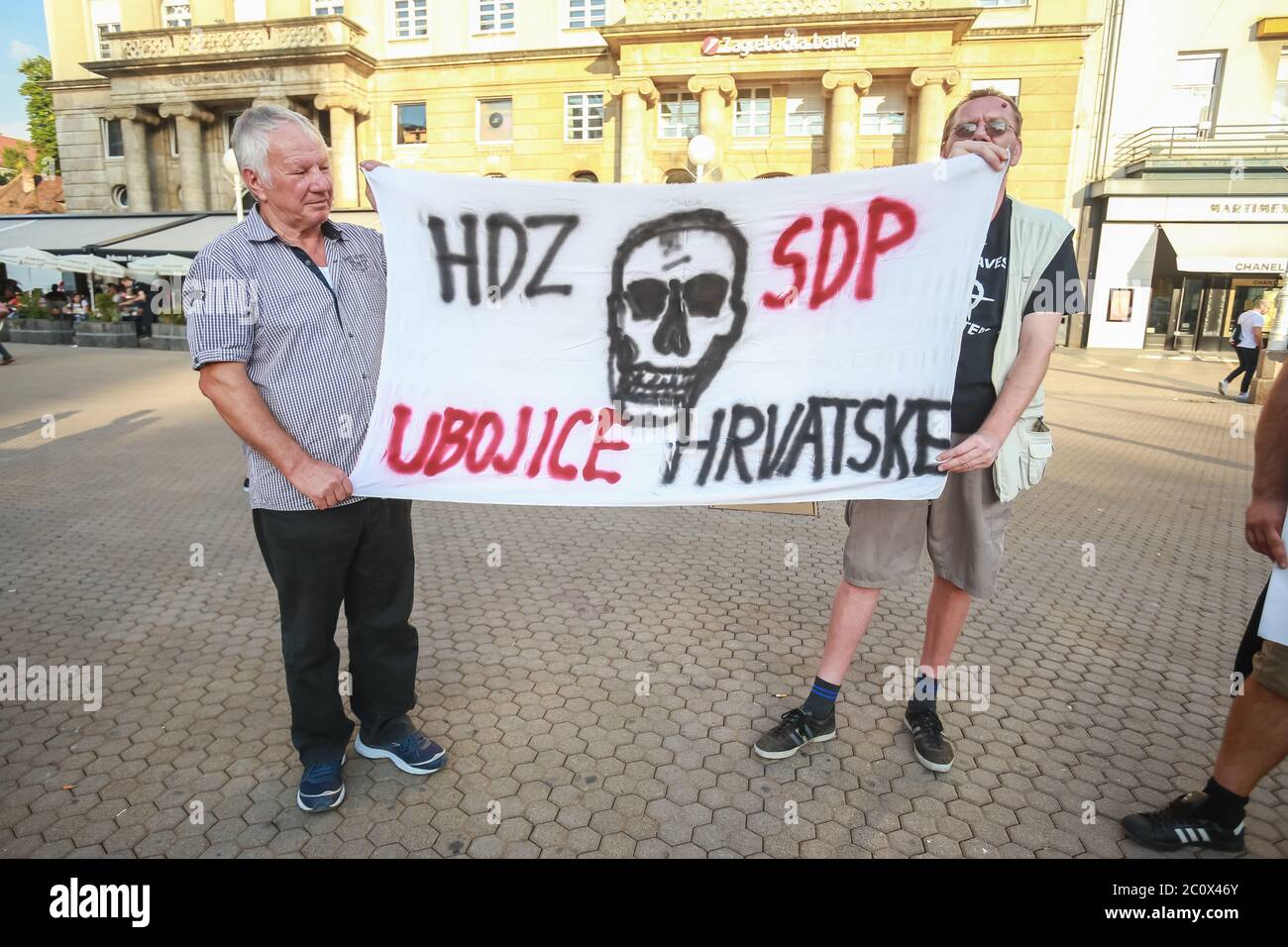 Zagreb, Kroatien - 14. September 2018 : zwei Mann stehen mit dem Zeichen gegen die regierende Partei HDZ und die oppositionelle SDP auf dem Protest Stockfoto
