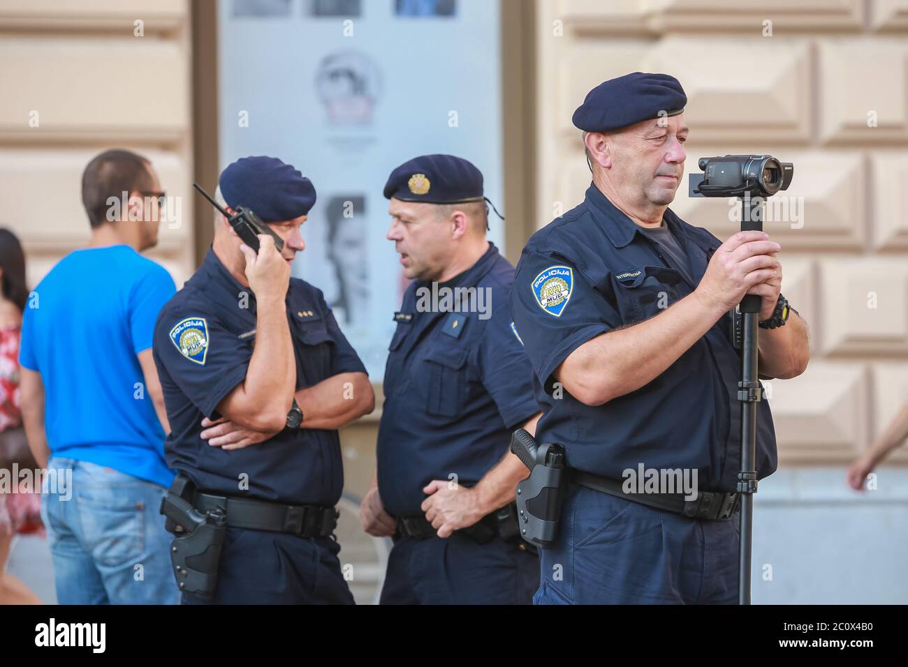Zagreb, Kroatien - 14. September 2018 : Polizei nimmt Video der Proteste gegen die regierende Partei HDZ und die oppositionelle SDP gegen Ban je auf Stockfoto