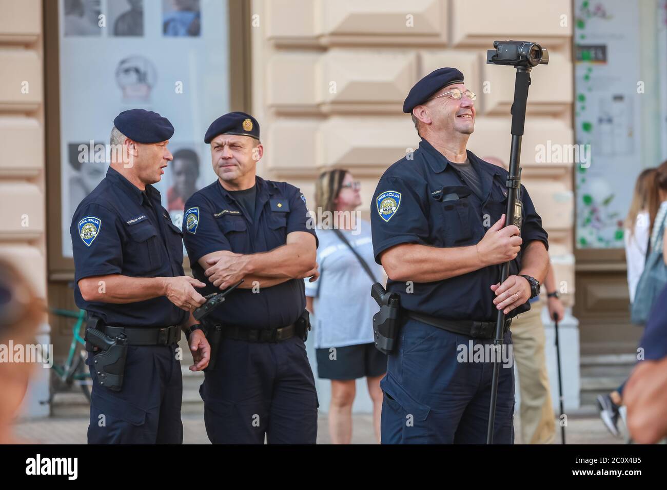 Zagreb, Kroatien - 14. September 2018 : Polizei nimmt Video der Proteste gegen die regierende Partei HDZ und die oppositionelle SDP gegen Ban je auf Stockfoto