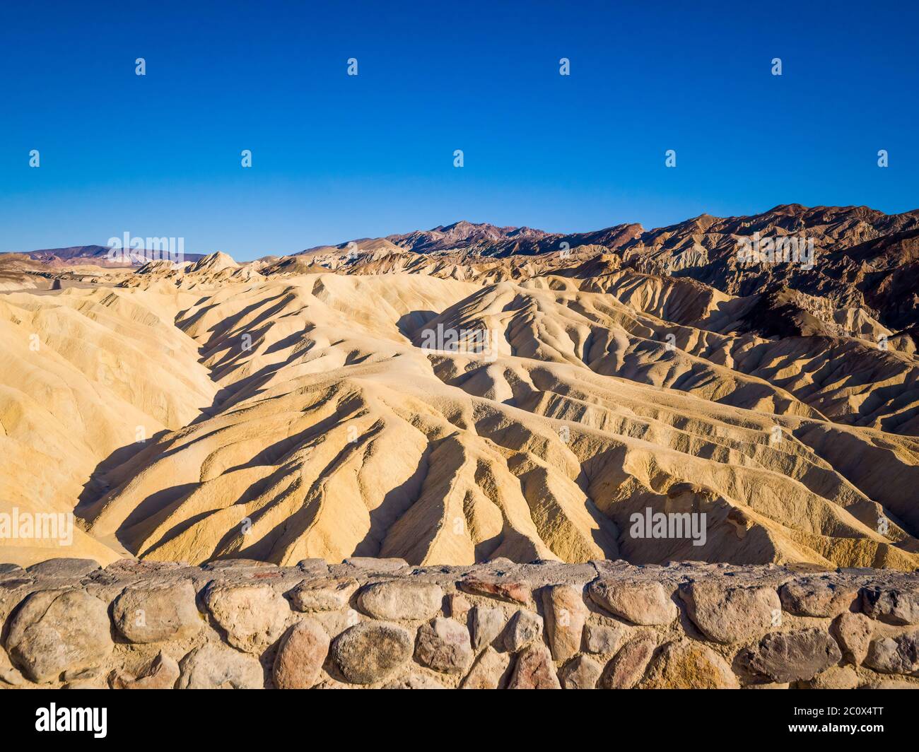 Landschaft von der Spitze des Zabriskie Point im Death Valley National Park in Kalifornien. Es ist einer der heißesten Orte der Welt. Stockfoto