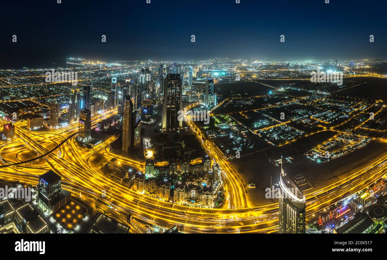 Dubai Innenstadt Nachtszene mit Stadtbeleuchtung, Stockfoto