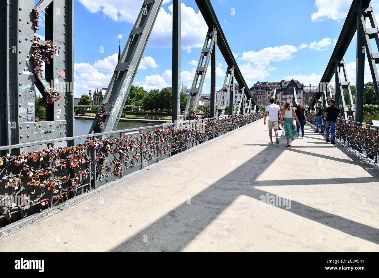 Frankfurt am Main, Deutschland - Juni 2020: Brücke namens 'Eiserner Steg' mit Liebesschlössern bedeckt Stockfoto