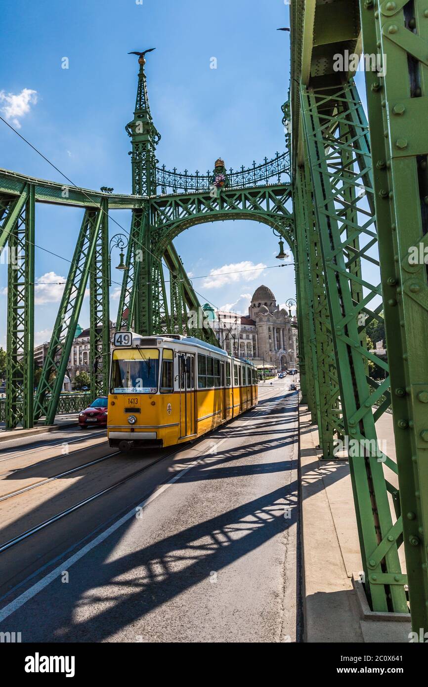 Die grüne Freiheitsbrücke, mit der gelben Straßenbahn, in Budapest, die capi Stockfoto