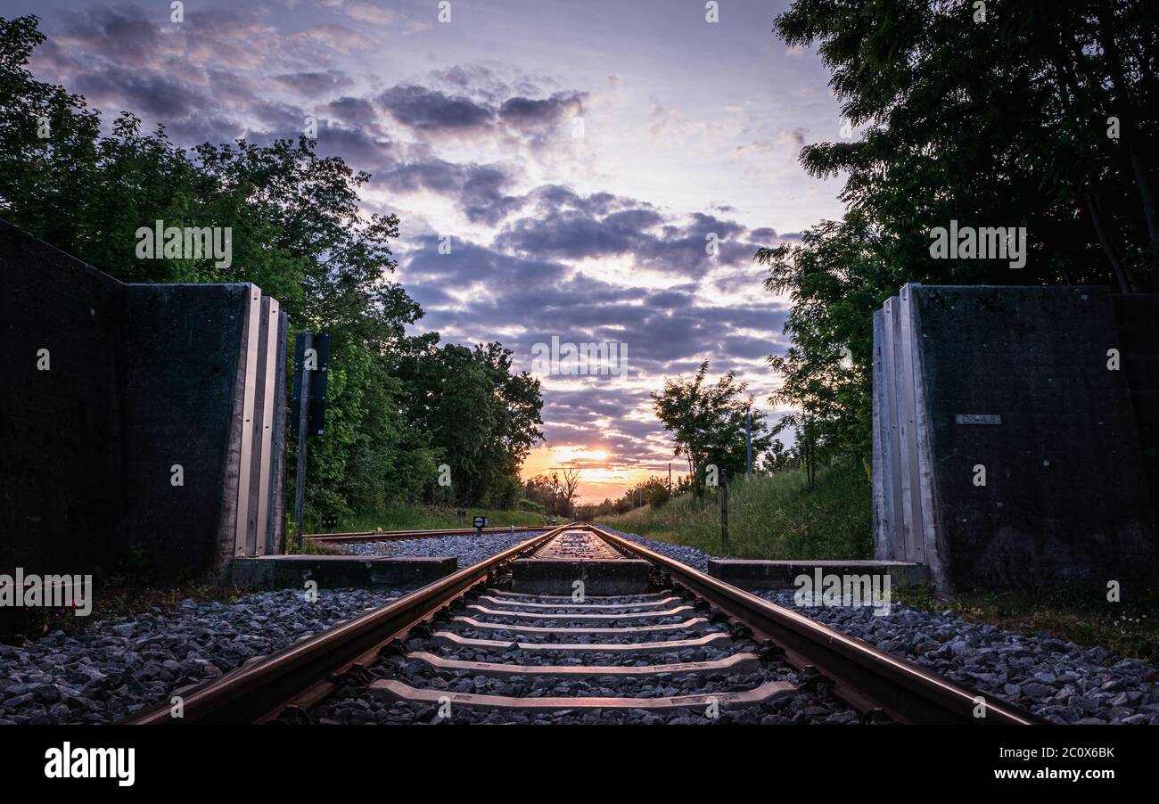 Panoramablick auf Bahngleise bei Sonnenuntergang, Deggendorf, Deutschland Stockfoto