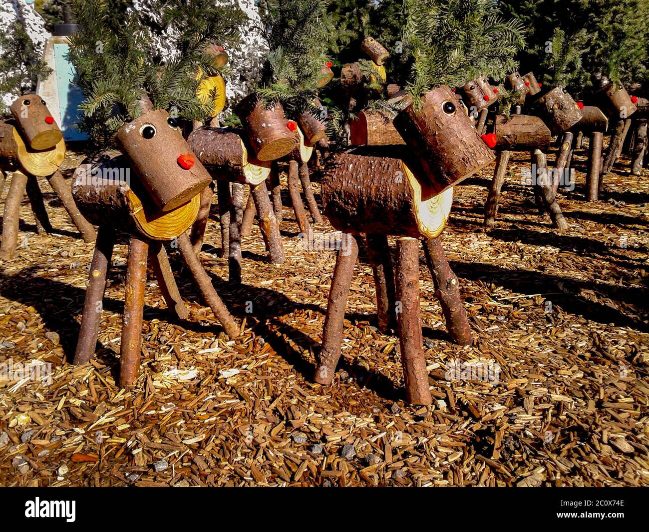 Holzmodelle von Rudolph dem Rotnasenrentier aus gesägten Baumstämmen sind zur Weihnachtszeit in Laguna Niguel, CA, zum Verkauf. Stockfoto