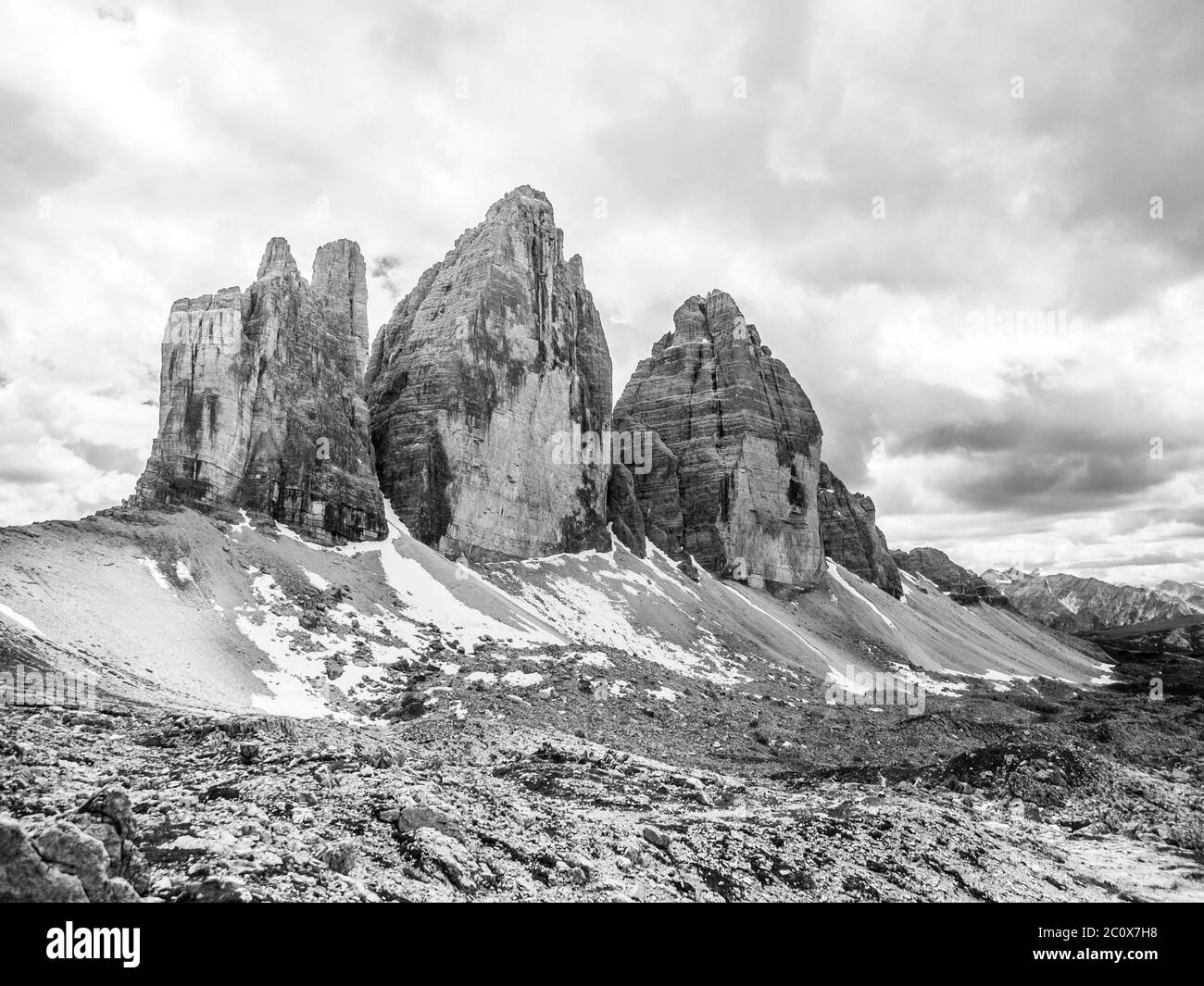 Drei Zinnen, Felsformation in den Dolomiten, Italien. Schwarzweiß-Bild. Stockfoto