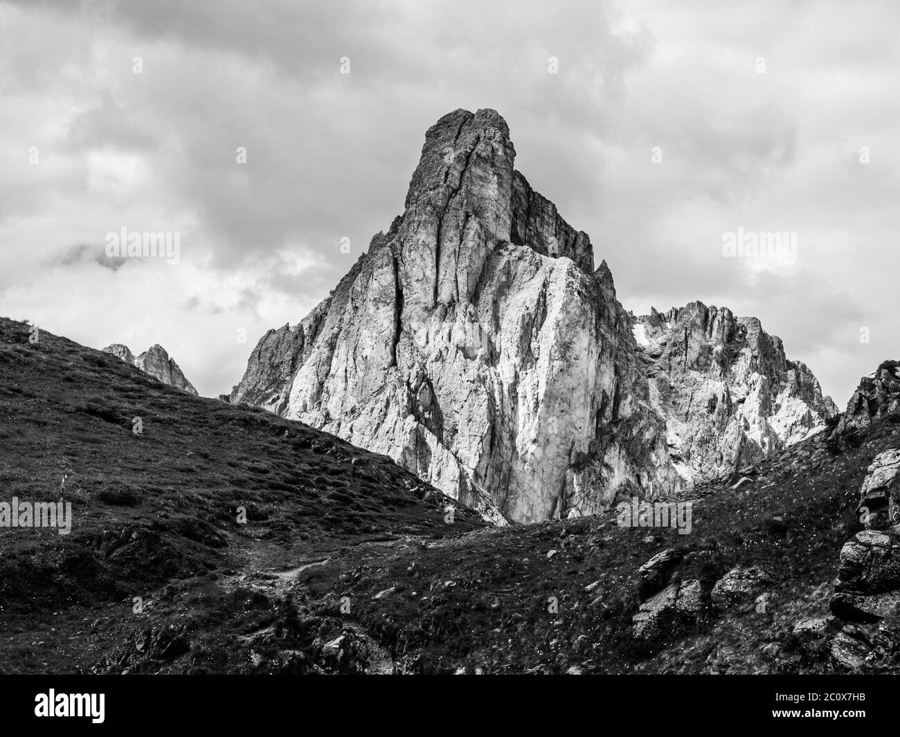 Passo Giau mit dem Gusela-Berg im Hintergrund, Dolomiten oder Dolomiti-Gebirge, Italien. Schwarzweiß-Bild. Stockfoto