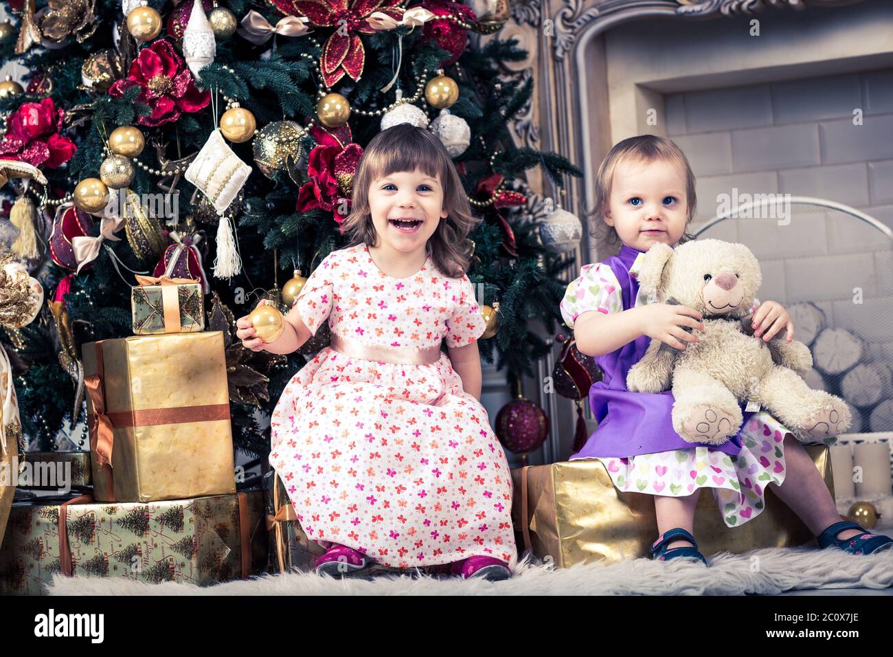 Baby Mädchen mit weihnachtsgeschenk Stockfoto