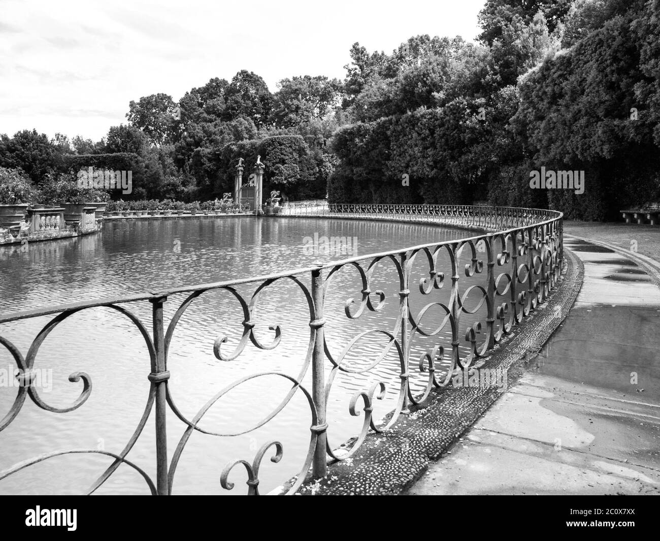 Park See in Boboli Gardens, Florenz, Italien. Schwarzweiß-Bild. Stockfoto