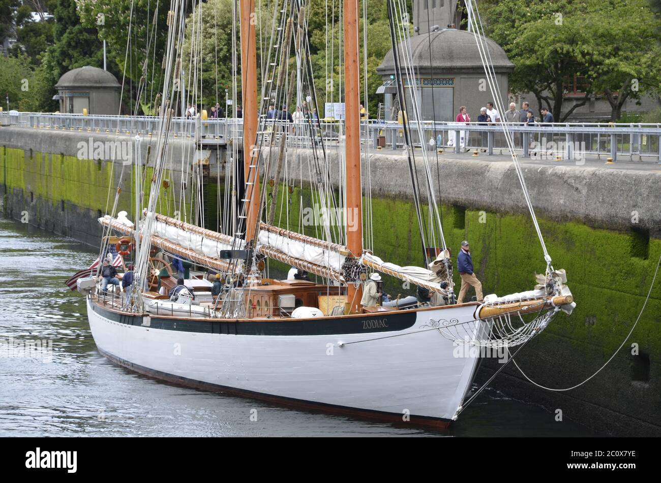 Die Schooner Zodiac, ein klassisches Segelschiff aus dem Jahr 1924, fährt durch die Ballard Locks in Seattle, Washington. Die Schleusen verbinden den Ozean mit dem See Union Stockfoto