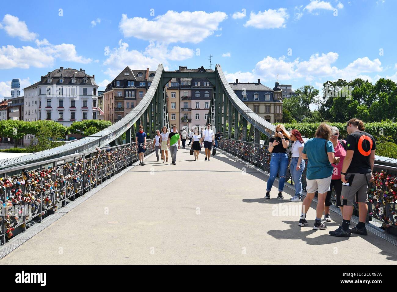 Frankfurt am Main, Deutschland - Juni 2020: Brücke namens 'Eiserner Steg' mit Liebesschlössern bedeckt Stockfoto