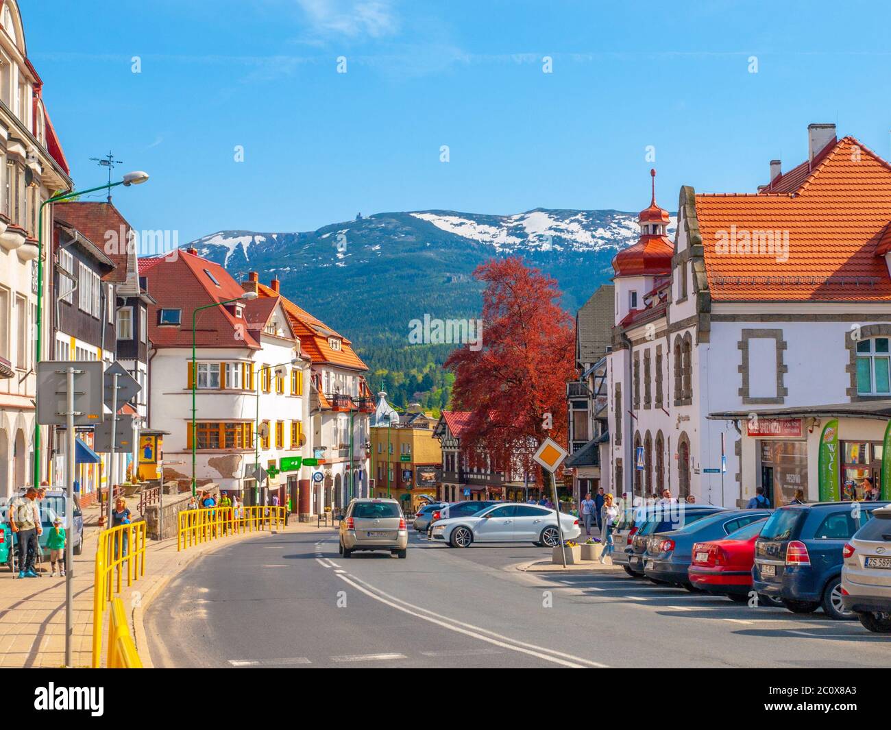 SZKLARSKA POREBA, POLEN - 28. APRIL 2018: Hauptstraße in Szklarska Poreba in Polen. Stockfoto