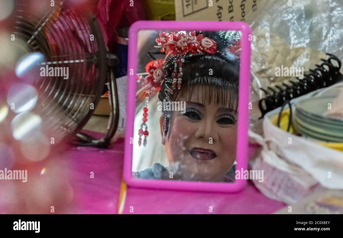 Ethnisch-chinesische Opernschauspieler im Hintergrund vor der Aufführung, Selangor, Malaysia Stockfoto