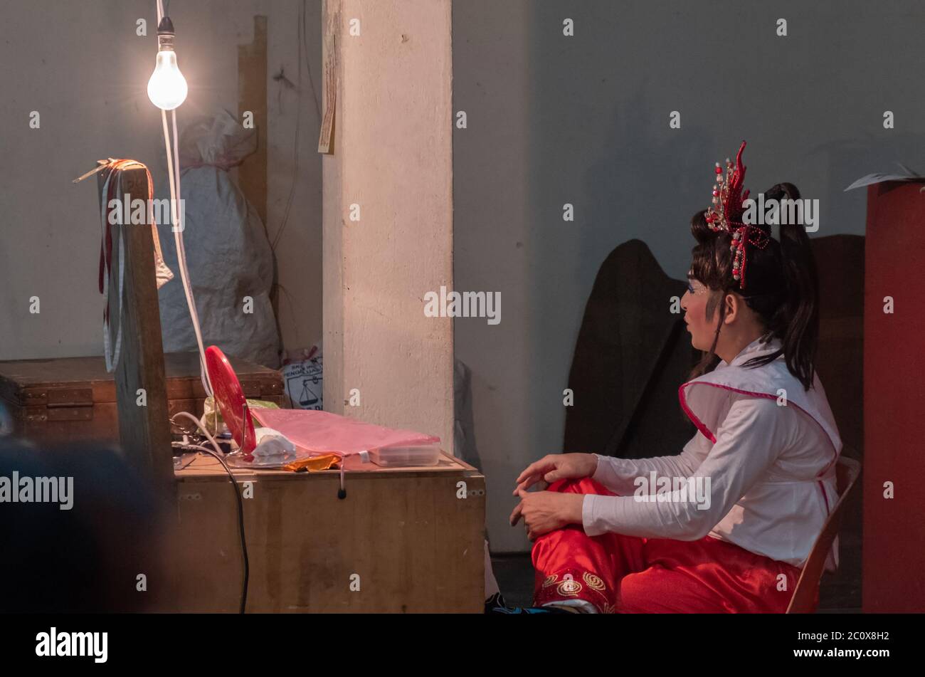 Ethnisch-chinesische Opernschauspieler im Hintergrund vor der Aufführung, Selangor, Malaysia Stockfoto