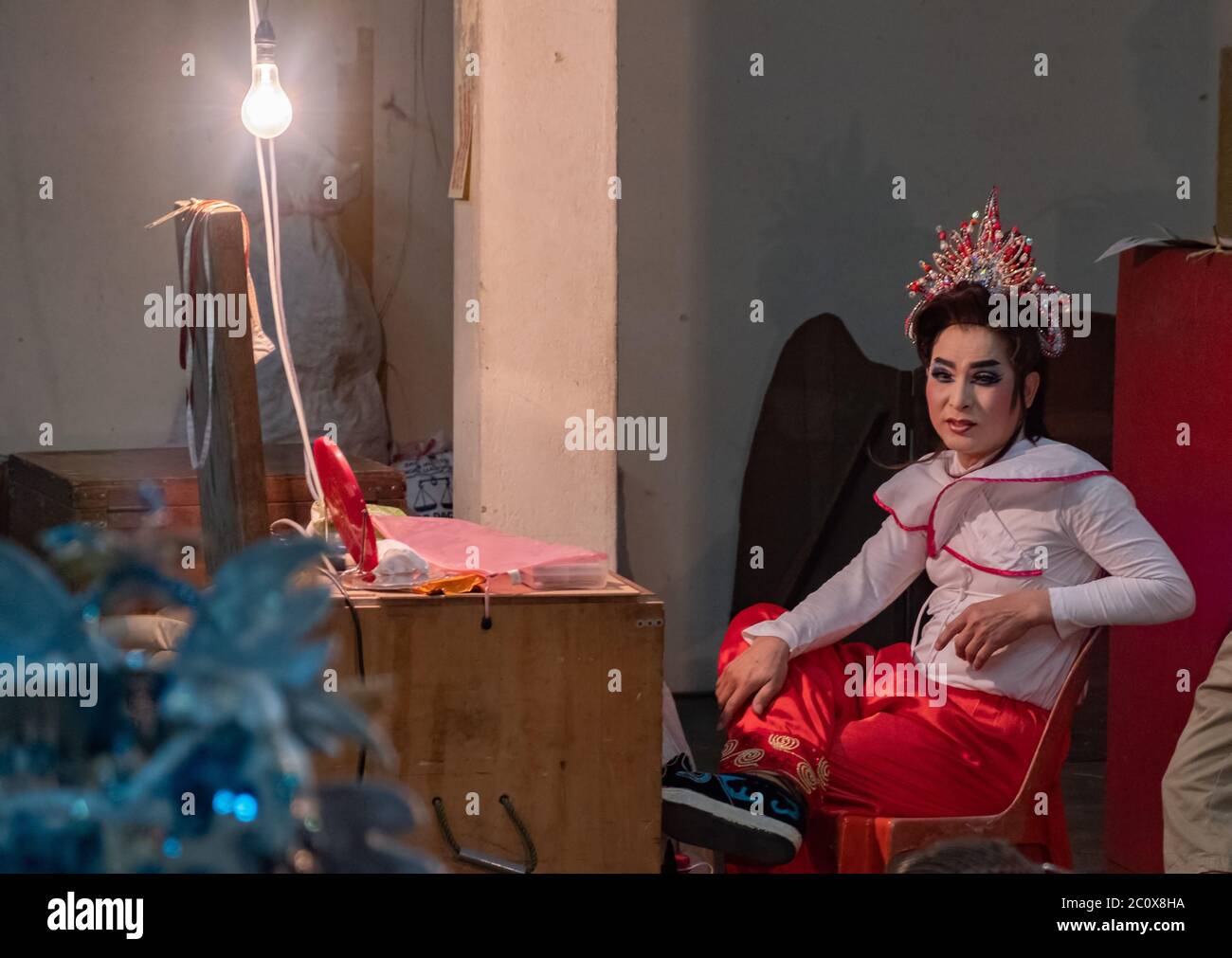 Ethnisch-chinesische Opernschauspieler im Hintergrund vor der Aufführung, Selangor, Malaysia Stockfoto