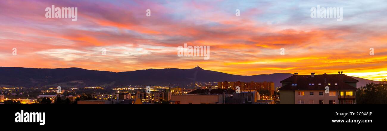 Silhouette des Berges Jested bei Sonnenuntergang, Liberec, Tschechische Republik. Stockfoto