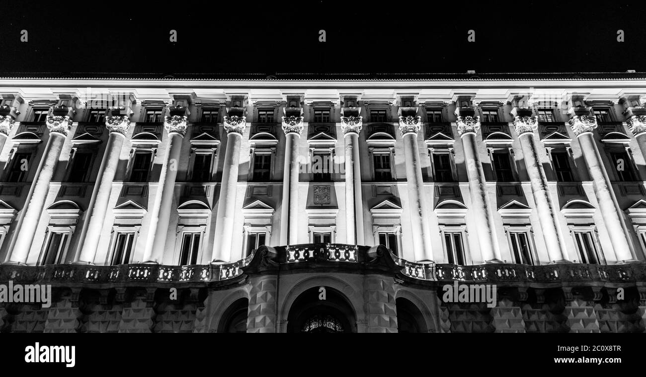 Vorderansicht des beleuchteten Cernin-Palastes bei Nacht, Sitz des Außenministeriums, Prag, Tschechische Republik. Stockfoto