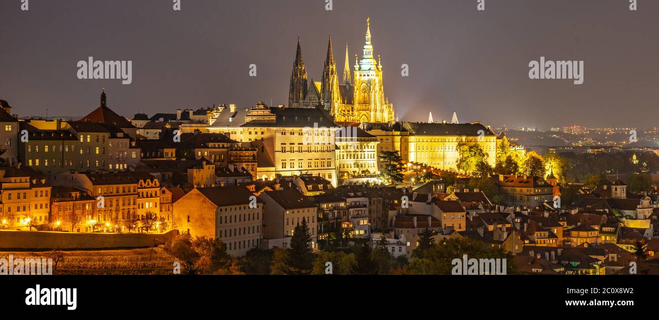 Panorama der Prager Burg bei Nacht, Prag, Tschechische Republik Stockfoto