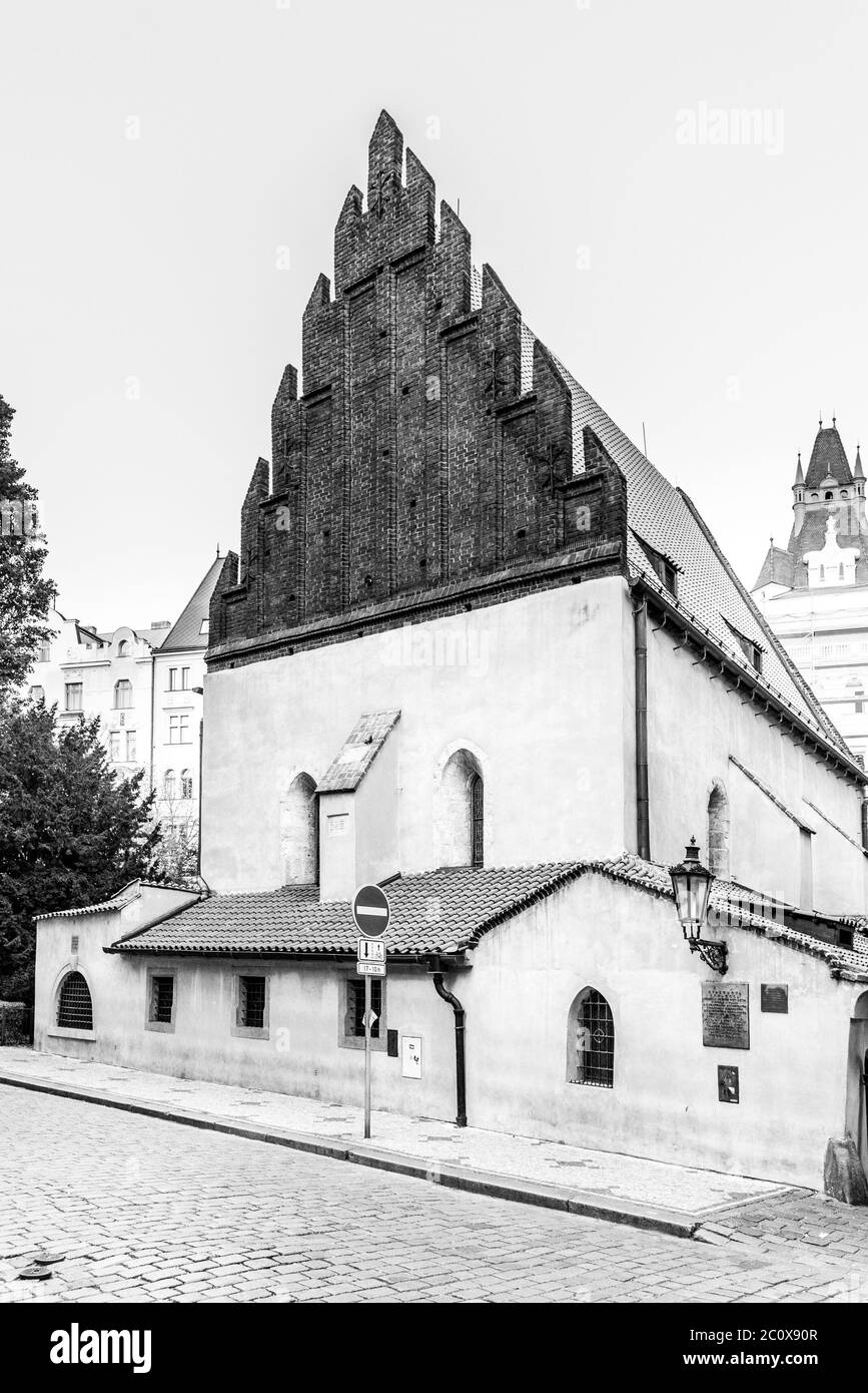 Alte Neue Synagoge im jüdischen Viertel Josefov in Prag, Tschechische Republik. Schwarzweiß-Bild. Stockfoto