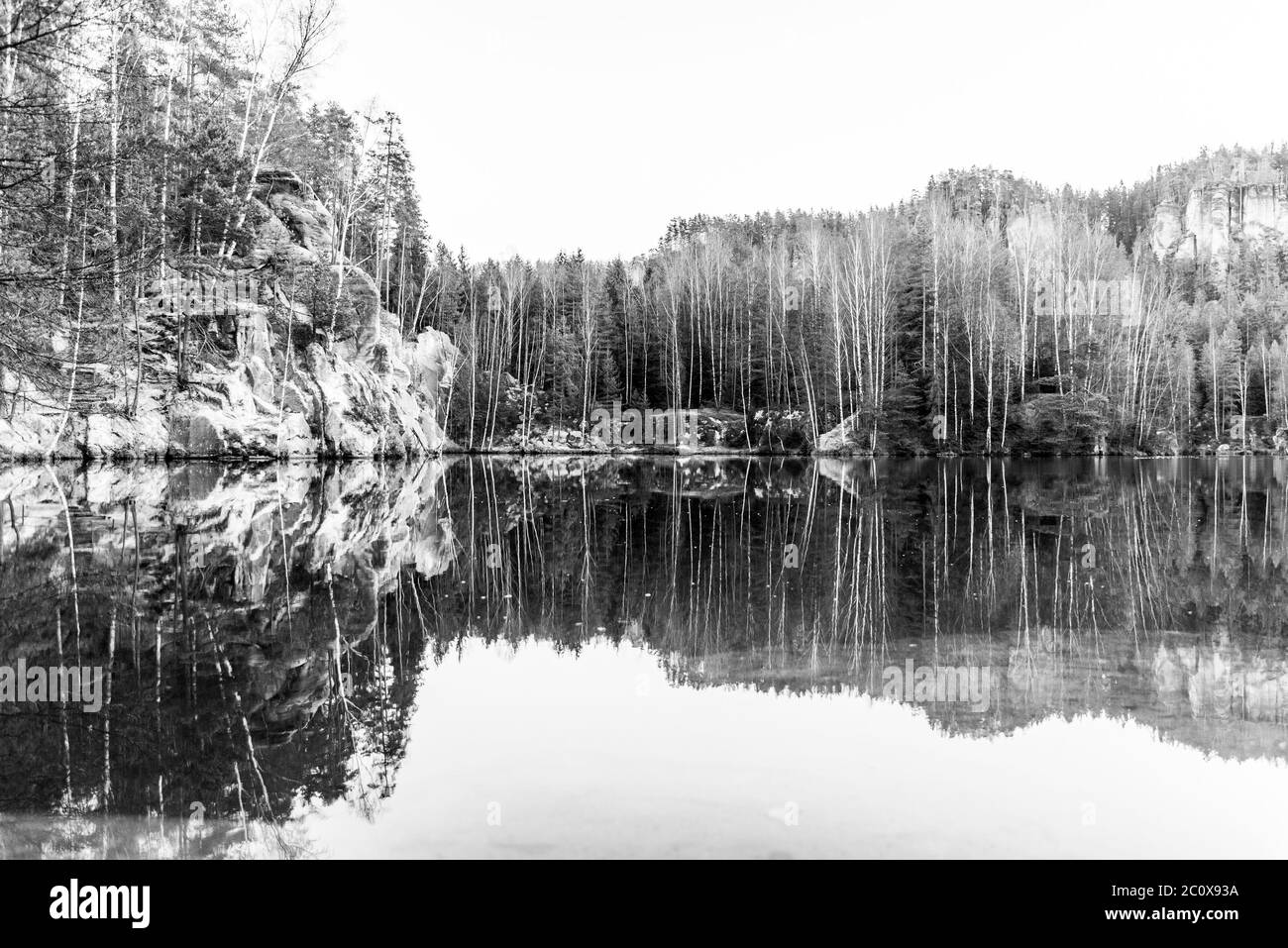 Natursee in Adrspach Felsen an sonnigen Herbsttag. Adrspach-Teplice Sandsteinfelsen Stadt, Tschechische Republik. Schwarzweiß-Bild. Stockfoto