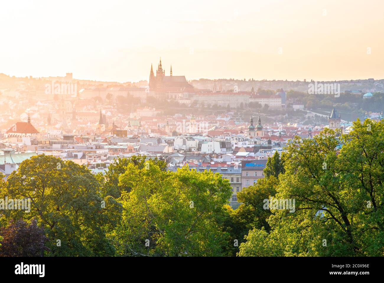 Prager Stadtbild mit der Prager Burg bei Sonnenuntergang im Sommer. Blick vom Rieger-Garten, Prag, Tschechische Republik. Stockfoto