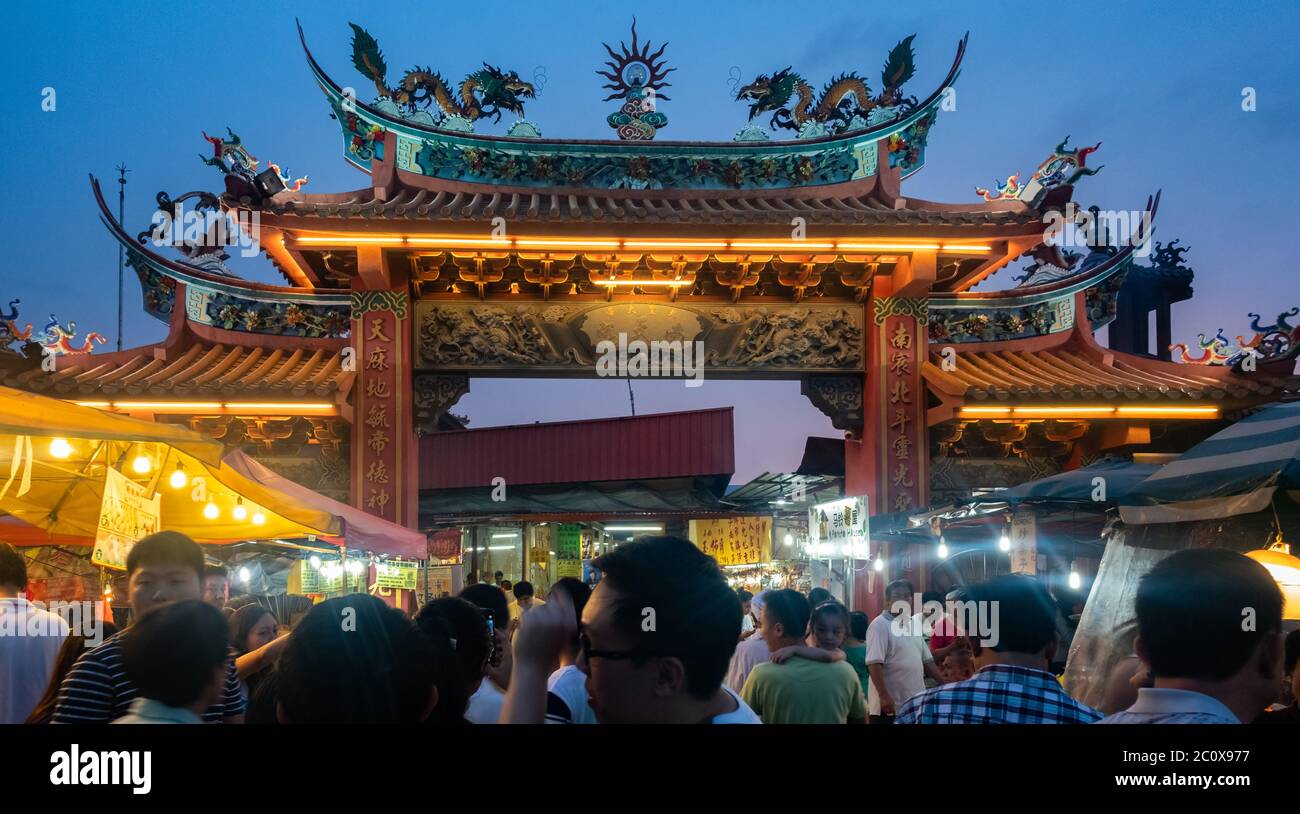Kao Ong Ya Taoist Temple Gate in Kuala Lumpur, Malaysia bei Dämmerung. Stockfoto