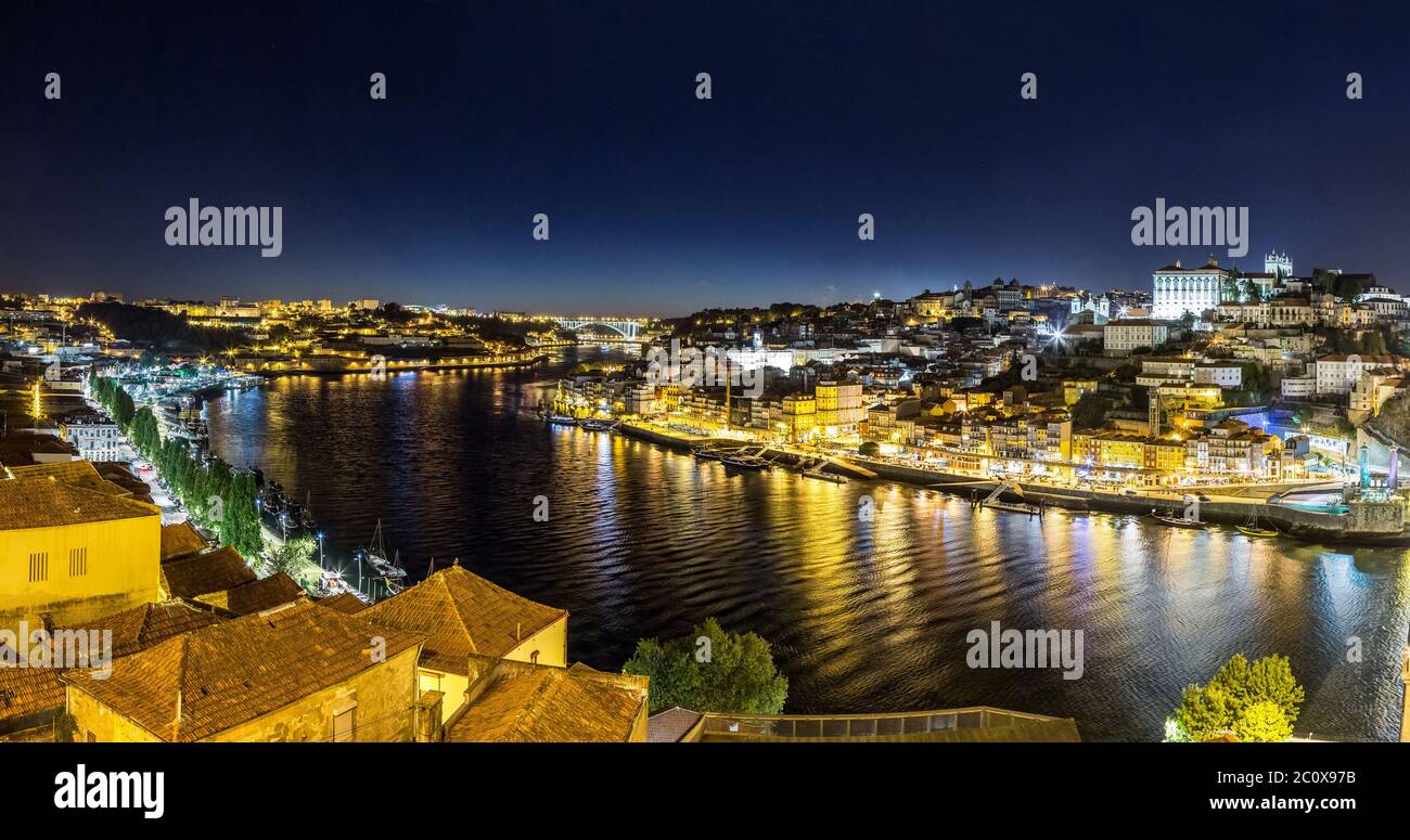 Porto in Portugal bei Nacht Stockfoto