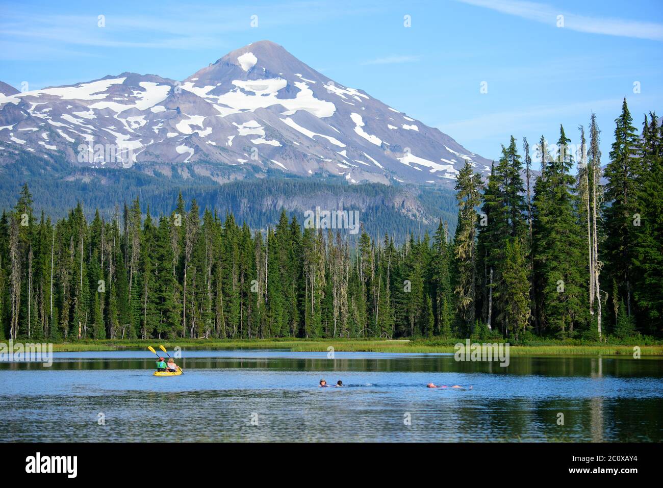USA, Oregon, Central, Cascades, Scott Lake mit South Sister Vulkan Stockfoto