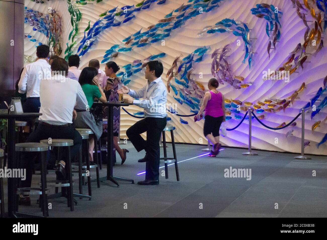 Geschäftsleute, die nach der Arbeit in der Nähe des UOB Plaza einen Drink auf der Terrasse einer Cocktailbar genießen. Innenstadt. Finanzquartal. Singapur. Stockfoto