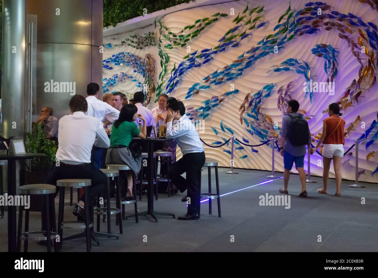 Geschäftsleute, die nach der Arbeit in der Nähe des UOB Plaza einen Drink auf der Terrasse einer Cocktailbar genießen. Innenstadt. Finanzquartal. Singapur. Stockfoto