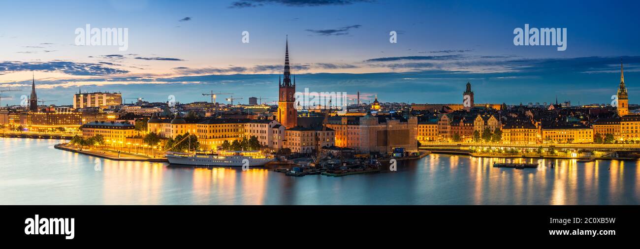 Landschaftlich schöner Sommernachtsblick von Stockholm, Schweden Stockfoto
