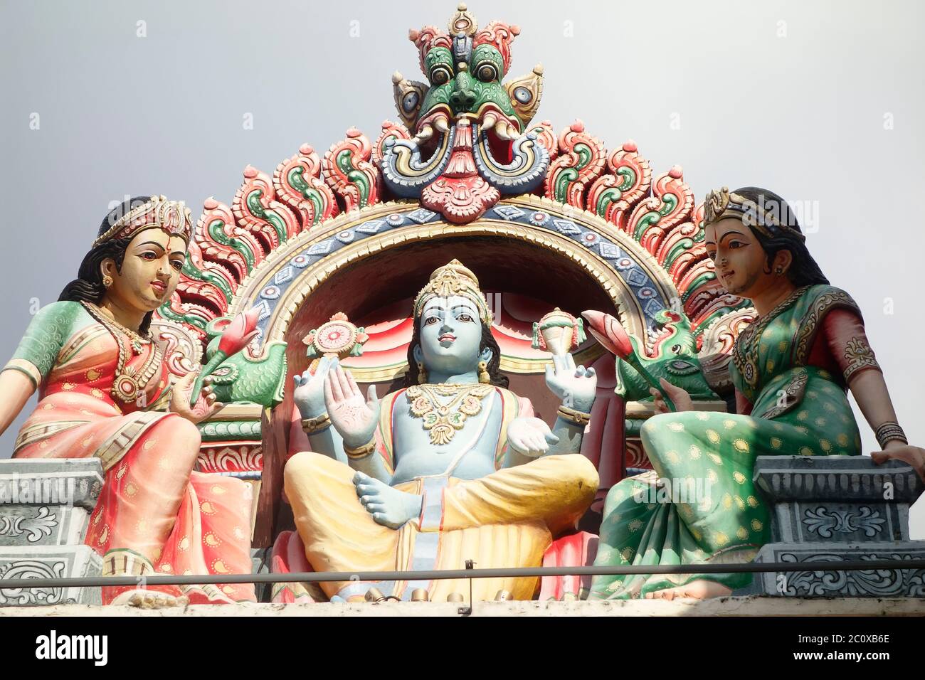 Detail von Bhrama, Visnu und Shiva. Farbiger Gopuram (Turm) des Hindu Sri Mariamman Tempels. Der älteste Hindu-Tempel in Singapur. Chinatown. Singapur Stockfoto