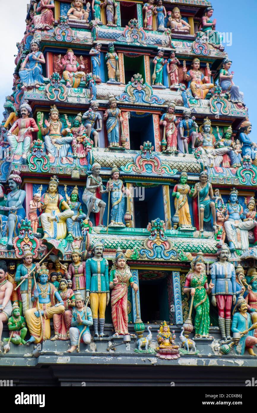 Farbiger Gopuram (Turm) des Hindu Sri Mariamman Tempels. Der älteste Hindu-Tempel in Singapur. Chinatown. Singapur Stockfoto