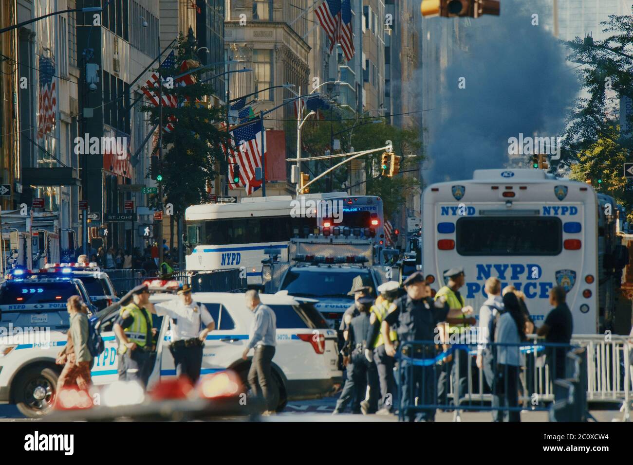 NEW YORK, USA - 01. MAI 2020: Polizeibeamte, die seine Pflichten auf den Straßen von Manhattan erfüllen. New York City Police Department, NYPD Stockfoto